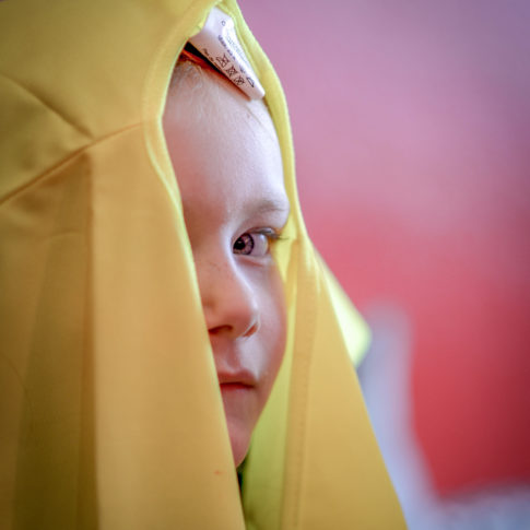 enfant serviette jaune