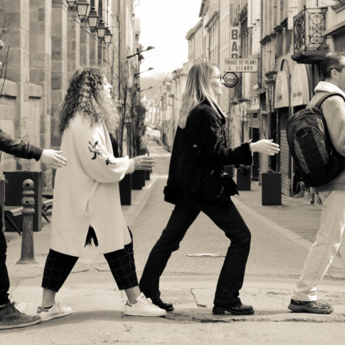 Groupe de personne marchant ensemble, coordonnée dans la rue de Carcassonne