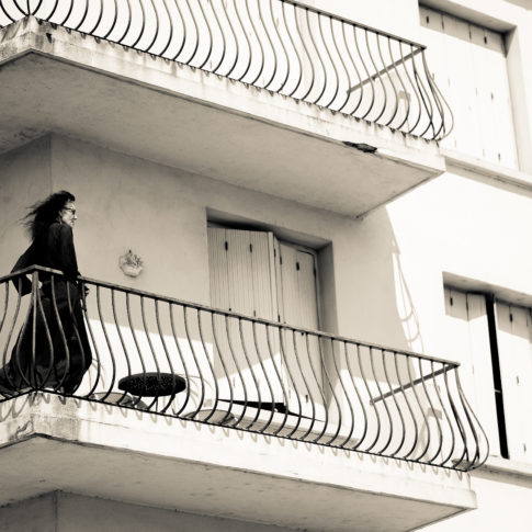 femme sur balcon